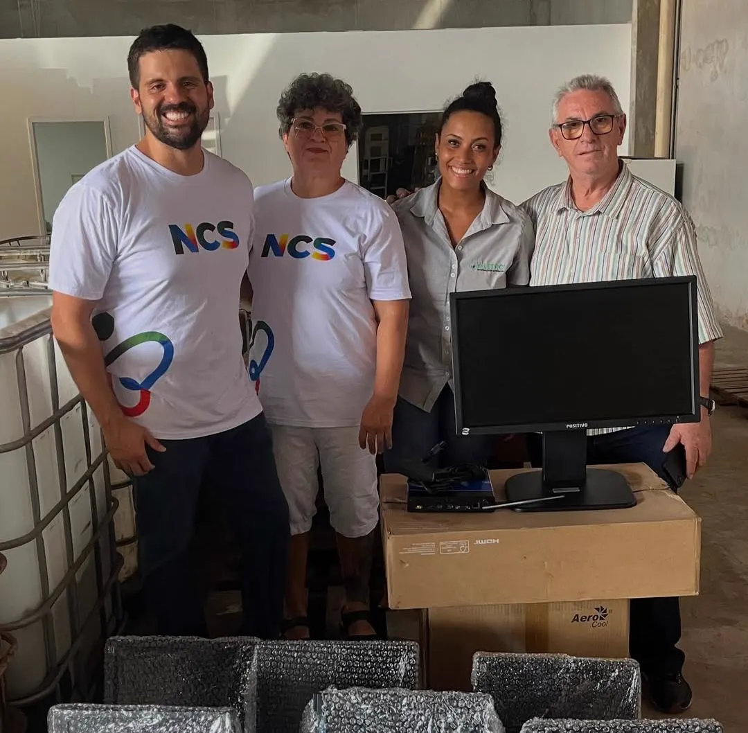 Equipe da NCS e parceiros com equipamentos destinados às ações comunitárias.